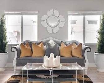 The Orange House- In the Heart of San Diego - San Diego - Living room