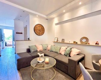 Near Port & City - Private Parking & Breakfast - Full apartment - Niza - Sala de estar