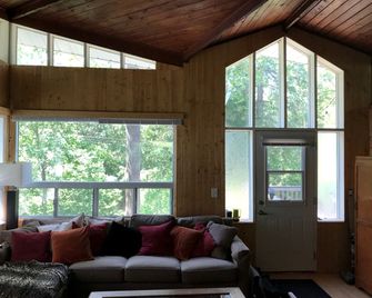 Charming Mid-Century Cottage for Dreamy Glamping Getaways near Toronto - Alliston - Living room