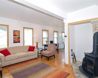 Cozy Lake Michigan Cottage Direct Lakefront Views of Lake Michigan Premier Host! - Sheboygan - Living room