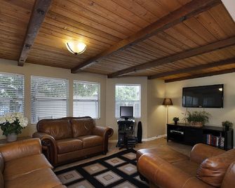 F-21 Castle House 1 - Anaheim - Living room