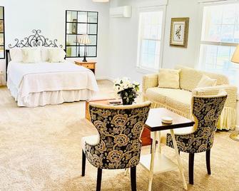 The Gardenia Suites - Suite B ~ Country feel in the heart of Spring Hill. - Spring Hill - Bedroom