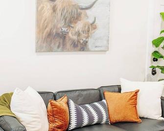Creekside Cabin Ponderosa-stay with views near Lava - McCammon - Sala de estar