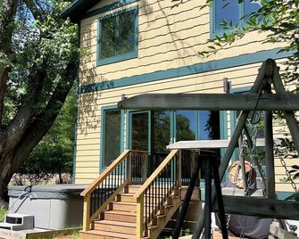 River Falls Cottage 2BR with loft Waterfront cottage with Hot tub Traverse City - Traverse City - Building