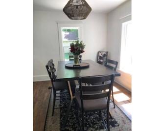 Super cute house with views of the lake. Great walkability score! - Neenah - Їдальня