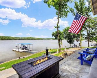For the View Lakeside Launchpad! Great Location - Gravois Mills - Patio