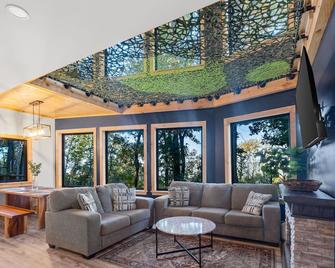 Dreams of Spring at Magnolia Treehouse - Trenton - Living room