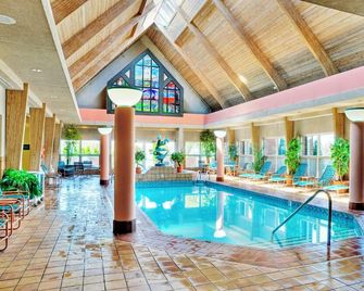 Hawthorn Suites by Wyndham Erie - Erie - Pileta