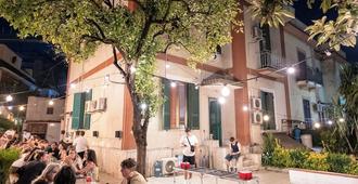 Naples Experience Hostel - Age Limit 18-28 - Naples - Patio