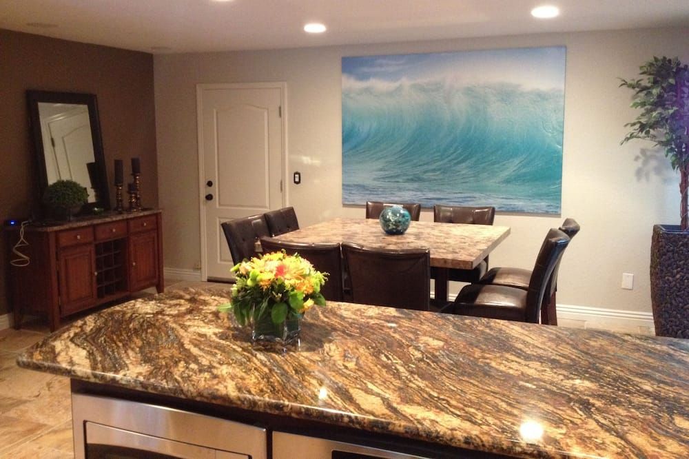 Family Retreat-Beach Oasis: 6 bedrooms, large Yard/garden, - Carlsbad - Dining room