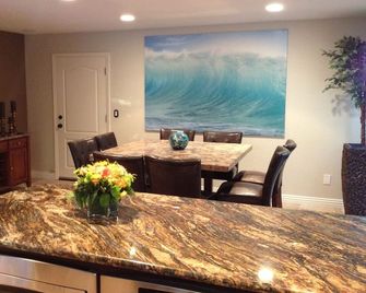 Family Retreat-Beach Oasis: 6 bedrooms, large Yard/garden, - Carlsbad - Dining room