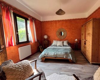 Apartment in villa, close to hiking trails and resorts. - Venthon - Schlafzimmer