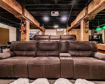 Yellowstone Station - Game Room & Home Theater - Idaho Falls - Lounge