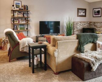 Windfall @ Quechee Club Vt: Cozy Updated Condo A/C, Fireplace -Ski -Golf -Renew - Quechee - Obývací pokoj