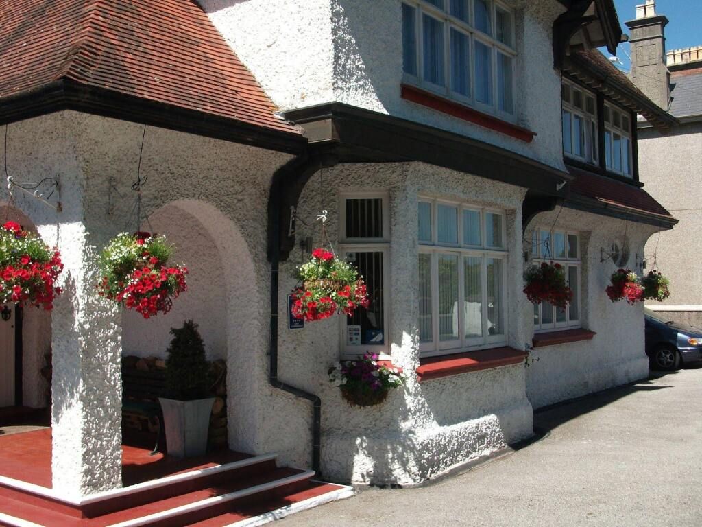 The Red House Guest House - فالموث - مبنى