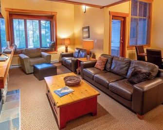 Pinnacle Ridge Chalets by Fernie Lodging Co - Fernie - Oturma odası