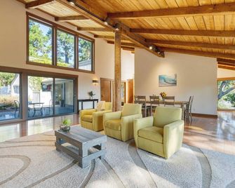 Serene Crest by Avantstay A+ Design Near Beaches - Pebble Beach - Living room