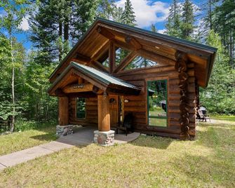 New listing! Cozy cabin 15 minutes from Glacier - Hungry Horse - Building