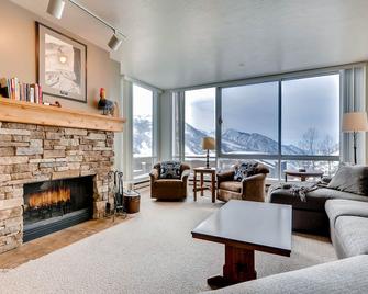 Ski in/Ski Out to Snowbird Ski Area in Spacious Condominium with Two Fireplaces - Alta - Living room