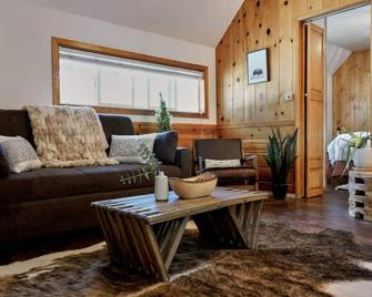 The Loop Two-Bedroom Cabin (Unit 9) at Lake Front Cabins - June Lake - Вітальня