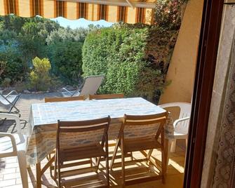 A few steps from the beach, very comfortable - Le Lavandou - Balkon