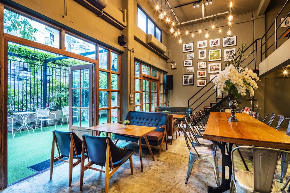 At Hua Lamphong Hotel