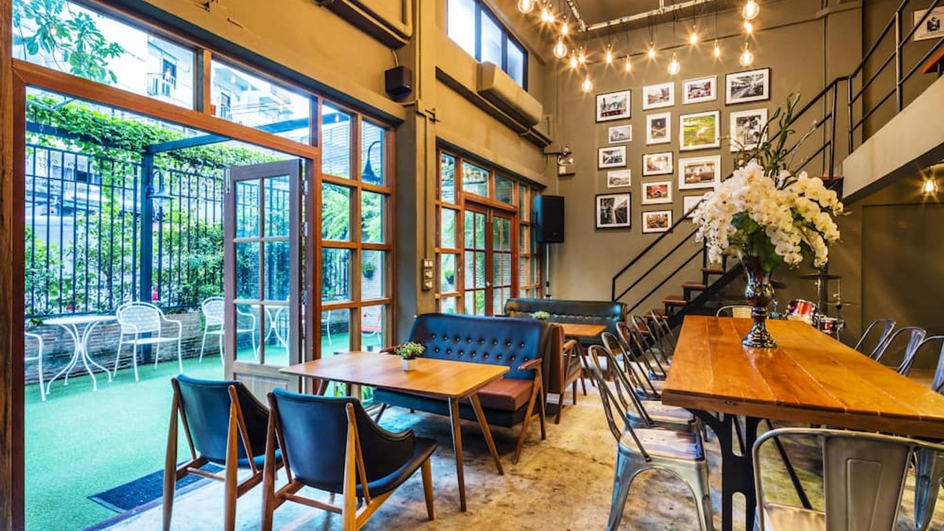 At Hua Lamphong Hotel