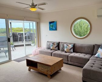 Whites Retreat (The Esplanade) - Torquay - Living room