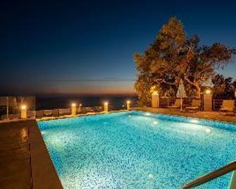 Mazis Apartments - Agios Gordios - Zwembad