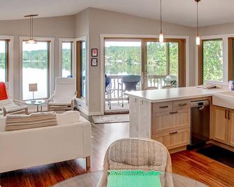 Fish on Rice Lake Waterfront Brainerd Cabin - Brainerd - Living room