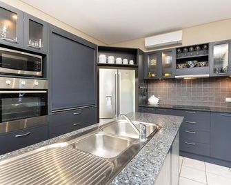 Delux Demco Luxurious Resort Style Home Stra6725bnfljvq3 - Broome - Kitchen