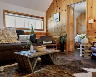 The Loop 2 Bedroom Suite at Lake Front Cabins - June Lake - Sala de estar