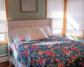 Sanctuary on Spruce; 3-bedroom house with room for everyone - Creston - Bedroom