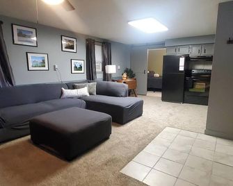 Stone's Throw Cabin moments away from the best of the Laurel Highlands! - Confluence - Sala de estar