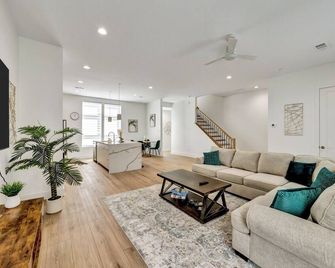Chic Dallas 2BR with Rooftop - Ensuite Comfort - Dallas - Sala de estar