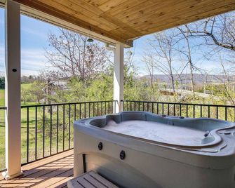 Private Hot Tub and Mountain View Newport Home - Newport - Balcón