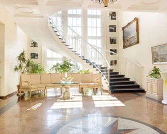 Kurhotel Sassnitz - Sassnitz - Лоббі