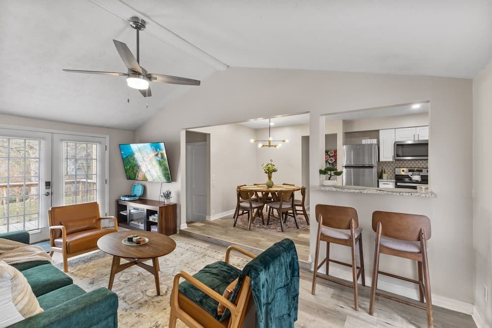 Broad Ripple Creekside Retreat - 4bd/2ba - Indianápolis - Sala de estar