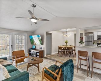 Broad Ripple Creekside Retreat - 4bd/2ba - Indianápolis - Sala de estar