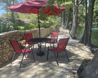 Cabin with wonderful view and Private River Access - Hunt - Patio