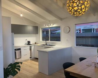 Mid century house in Central Franz location - Franz Josef Glacier - Kitchen