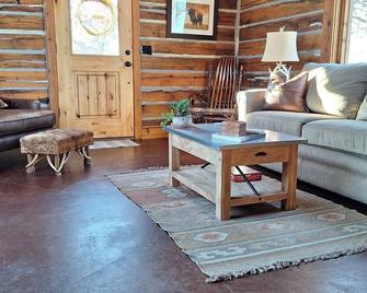 Loft cabin close to Pioneer Woman's Mercantile - Pawhuska - Living room