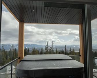 The Four Roaring Cubs Chalet - Big White - Balcon