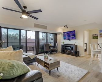 Downtown City Walk High-Rise 2br | Gym | Sauna - Colorado Springs - Vardagsrum