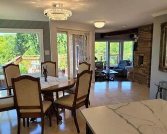 Hill Top Paradise With Lake View And Lake Access - Gilmour - Restaurante