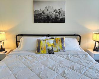 Top floor, Vibrant 2 bedroom in Arts District! - Los Angeles - Bedroom
