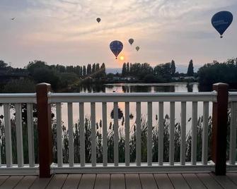 Caravan Holiday Home - Northampton - Balcony