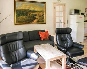 This stone cottage is located in beautiful nature. - Bagenkop - Sala de estar