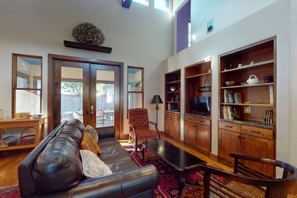 Charming home with balcony, firepit, & 2 living rooms - near dining & music - أوستن - غرفة معيشة