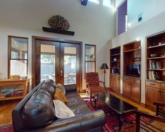 Charming home with balcony, firepit, & 2 living rooms - near dining & music - Austin - Ruang tamu